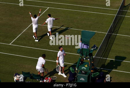 Marcelo Arevalo und Hans Podlipnik-Castillo feiern ihr Doppel gegen Jay Clarke und Cameron Norrie an Tag 5 der Wimbledon Championships in der All England Lawn Tennis und Croquet Club, Wimbledon gewinnen. Stockfoto