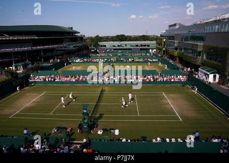 Marcelo Arevalo und Hans Podlipnik-Castillo (von links) während ihre Doppel gegen Jay Clarke und Cameron Norrie an Tag 5 der Wimbledon Championships in der All England Lawn Tennis und Croquet Club, Wimbledon. PRESS ASSOCIATION Foto. Bild Datum: Freitag Juli 6, 2018. Siehe PA Geschichte TENNIS Wimbledon. Photo Credit: John Walton/PA-Kabel. Einschränkungen: Nur für den redaktionellen Gebrauch bestimmt. Keine kommerzielle Nutzung ohne vorherige schriftliche Zustimmung der AELTC. Standbild nur verwenden - keine bewegten Bilder zu emulieren. Keine Überlagerung oder Entfernung von Sponsor/ad Logos. +44 (0)1158 447447 Für Stockfoto