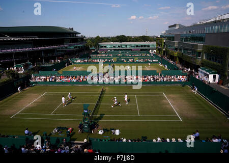 Marcelo Arevalo und Hans Podlipnik-Castillo (von links) während ihre Doppel gegen Jay Clarke und Cameron Norrie an Tag 5 der Wimbledon Championships in der All England Lawn Tennis und Croquet Club, Wimbledon. PRESS ASSOCIATION Foto. Bild Datum: Freitag Juli 6, 2018. Siehe PA Geschichte TENNIS Wimbledon. Photo Credit: John Walton/PA-Kabel. Einschränkungen: Nur für den redaktionellen Gebrauch bestimmt. Keine kommerzielle Nutzung ohne vorherige schriftliche Zustimmung der AELTC. Standbild nur verwenden - keine bewegten Bilder zu emulieren. Keine Überlagerung oder Entfernung von Sponsor/ad Logos. +44 (0)1158 447447 Für Stockfoto