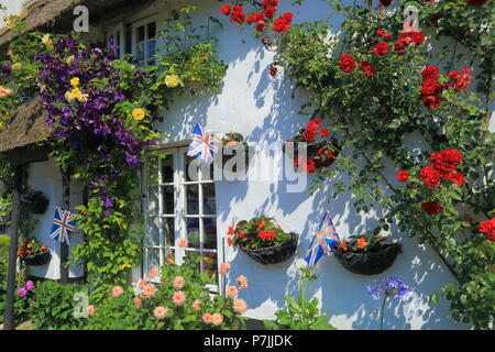 Reetdachhaus mit schönen Garten im Dorf von Branscombe in East Devon Stockfoto