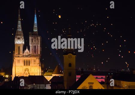 Schwimmende Laternen Festival in Zagreb, Kroatien mit Kathedrale im Hintergrund Stockfoto