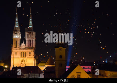 Schwimmende Laternen Festival in Zagreb, Kroatien mit Kathedrale im Hintergrund Stockfoto