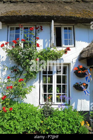 Reetdachhaus mit schönen Garten im Dorf von Branscombe in East Devon Stockfoto