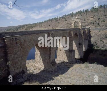 PUENTE DE ALCANTARA CONSTRUIDO ENTRE LOS AÑOS 104 Y 106 - Puente Romano SOBRE EL Rio Tajo. Ort: Römische Brücke, Alcantara, CACERES. Stockfoto