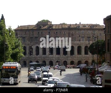 FUE EL Segundo TEATRO MAS GRANDE DE ROMA, SE SUPERPONEN LOS ORDENES DORICO Y JONICO, EN EL TERCER PISO SE CONSTRUYO UN PALACIO RENACENTISTA. Ort: TEATRO MARCELO, Rom, Italien. Stockfoto