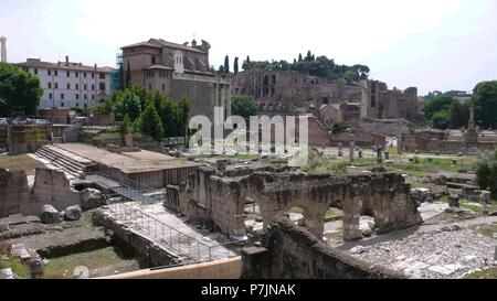 PARTE CENTRAL DEL VALLE DEL FORO, TEMPLO DE LOS DIOSCUROS, PLAZA, TEMPLO DE VESTA, Templo del Divino JULIO IGLESIA DE SAN LORENZO Y BASILIKA AEMILIA. Ort: FORUM ROMANUM, ITALIA. Stockfoto