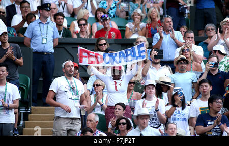 Ein Roger Federer fan hält ein Schild mit der Aufschrift 'Fedorable' auf dem Center Court an Tag 5 der Wimbledon Championships in der All England Lawn Tennis und Croquet Club, Wimbledon. Stockfoto