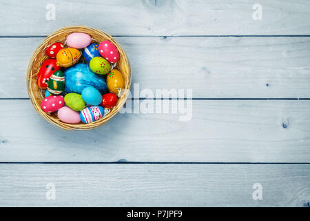 Ostern, Stillleben, Ostereier im Korb auf Holz Stockfoto