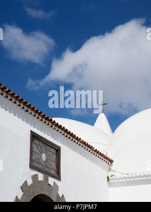 Teneriffa, Kanarische Inseln - Santiago del Teide. Die Kirche von San Fernando Rey mit weißen Wänden. Dach und Kuppeln. Stockfoto