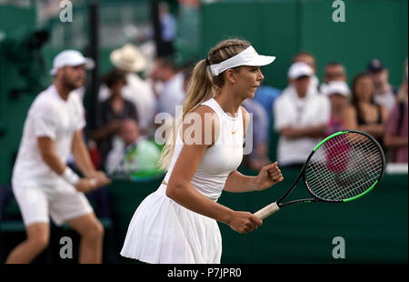 Katie Boulter und Luke Bambridge in Aktion in ihre Doppel an Tag 5 der Wimbledon Championships in der All England Lawn Tennis und Croquet Club, Wimbledon. PRESS ASSOCIATION Foto. Bild Datum: Freitag Juli 6, 2018. Siehe PA Geschichte TENNIS Wimbledon. Photo Credit: John Walton/PA-Kabel. Einschränkungen: Nur für den redaktionellen Gebrauch bestimmt. Keine kommerzielle Nutzung ohne vorherige schriftliche Zustimmung der AELTC. Standbild nur verwenden - keine bewegten Bilder zu emulieren. Keine Überlagerung oder Entfernung von Sponsor/ad Logos. +44 (0)1158 447447 für weitere Informationen. Stockfoto