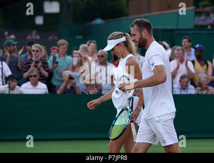 Katie Boulter und Luke Bambridge in Aktion bei ihrem Doppelspiel am fünften Tag der Wimbledon Championships im All England Lawn Tennis and Croquet Club in Wimbledon. DRÜCKEN SIE VERBANDSFOTO. Bilddatum: Freitag, 6. Juli 2018. Siehe PA Geschichte TENNIS Wimbledon. Das Foto sollte lauten: John Walton/PA Wire. Stockfoto