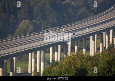 Autobahnbrücke in der Nähe von Großweil, Alpenvorland, Bayern, Deutschland, Stockfoto