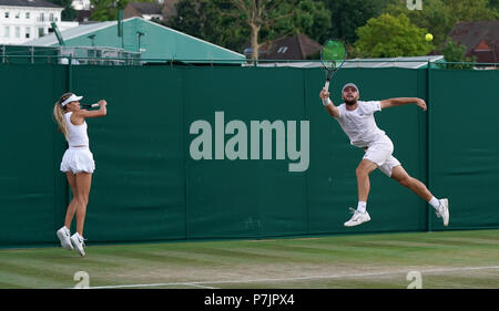 Katie Boulter und Luke Bambridge in Aktion in ihre Doppel an Tag 5 der Wimbledon Championships in der All England Lawn Tennis und Croquet Club, Wimbledon. Stockfoto