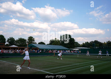 Katie Boulter und Luke Bambridge in Aktion in ihre Doppel an Tag 5 der Wimbledon Championships in der All England Lawn Tennis und Croquet Club, Wimbledon. PRESS ASSOCIATION Foto. Bild Datum: Freitag Juli 6, 2018. Siehe PA Geschichte TENNIS Wimbledon. Photo Credit: John Walton/PA-Kabel. Einschränkungen: Nur für den redaktionellen Gebrauch bestimmt. Keine kommerzielle Nutzung ohne vorherige schriftliche Zustimmung der AELTC. Standbild nur verwenden - keine bewegten Bilder zu emulieren. Keine Überlagerung oder Entfernung von Sponsor/ad Logos. +44 (0)1158 447447 für weitere Informationen. Stockfoto