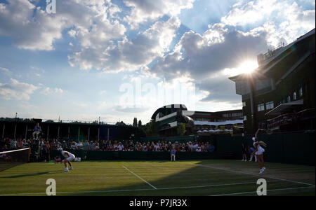 Katie Boulter und Luke Bambridge in Aktion bei ihrem Doppelspiel am fünften Tag der Wimbledon Championships im All England Lawn Tennis and Croquet Club in Wimbledon. DRÜCKEN SIE VERBANDSFOTO. Bilddatum: Freitag, 6. Juli 2018. Siehe PA Geschichte TENNIS Wimbledon. Das Foto sollte lauten: John Walton/PA Wire. Stockfoto