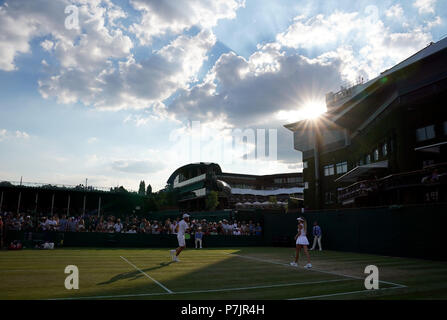 Katie Boulter und Luke Bambridge in Aktion in ihre Doppel an Tag 5 der Wimbledon Championships in der All England Lawn Tennis und Croquet Club, Wimbledon. PRESS ASSOCIATION Foto. Bild Datum: Freitag Juli 6, 2018. Siehe PA Geschichte TENNIS Wimbledon. Photo Credit: John Walton/PA-Kabel. Einschränkungen: Nur für den redaktionellen Gebrauch bestimmt. Keine kommerzielle Nutzung ohne vorherige schriftliche Zustimmung der AELTC. Standbild nur verwenden - keine bewegten Bilder zu emulieren. Keine Überlagerung oder Entfernung von Sponsor/ad Logos. +44 (0)1158 447447 für weitere Informationen. Stockfoto