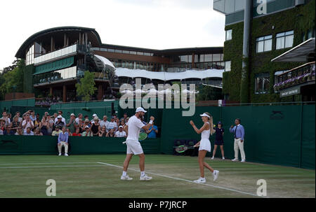 Katie Boulter und Luke Bambridge in Aktion bei ihrem Doppelspiel am fünften Tag der Wimbledon Championships im All England Lawn Tennis und Croquet Club in Wimbledon. Stockfoto