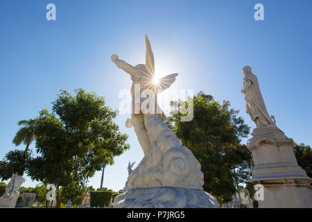 Grab auf dem Cementerio Cristóbal Colón in der Altstadt von Havanna, Kuba Stockfoto