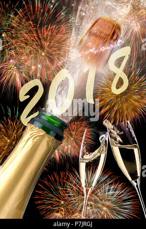 Champagner Flasche mit fliegenden Kork und Feuerwerk am Silvester 2018 Stockfoto