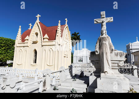 Grab auf dem Cementerio Cristóbal Colón in der Altstadt von Havanna, Kuba. Stockfoto