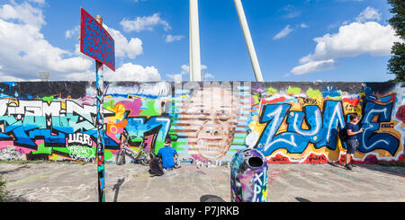 Deutschland, Berlin, Prenzlauer Berg, 'mauerpark' (lineare), ehemaliger Teil der Berliner Mauer, der ehemaligen Grenzstreifen, Graffiti, Graffiti Künstler Stockfoto