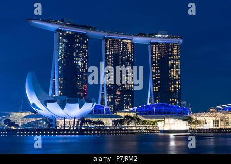 Marina Bay Sands Hotel und ArtScience Museum, Blaue Stunde, Singapur, Langzeitbelichtung Stockfoto