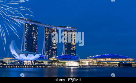 Marina Bay Sands Hotel und ArtScience Museum, Blaue Stunde, Singapur, Feuerwerk, Langzeitbelichtung Stockfoto