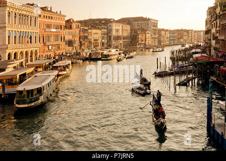 Blick auf den Canal Grande von der Rialtobrücke Stockfoto