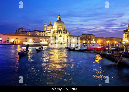 Gondeln auf dem Canal Grande, blaue Stunde Stockfoto