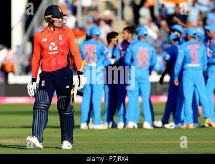 England's Jason Roy sieht niedergeschlagen, nachdem er durch Indiens Umesh Yadav während der Vitalität ES Serie 20 Gleiches an der SSE SWALEC, Cardiff gerollt ist. Stockfoto