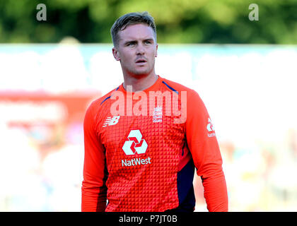 England's Jason Roy sieht niedergeschlagen, nachdem er durch Indiens Umesh Yadav während der Vitalität ES Serie 20 Gleiches an der SSE SWALEC, Cardiff gerollt ist. Stockfoto