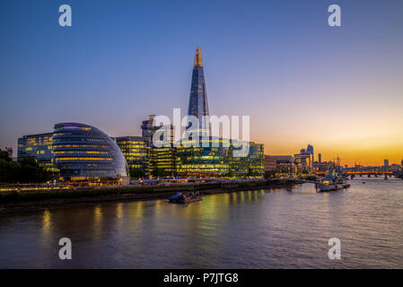 Nacht auf London an der Themse Fluss Stockfoto