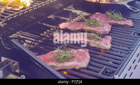 Schritt für Schritt. Grillen New York Strip Steak auf dem Grill im Freien. Stockfoto