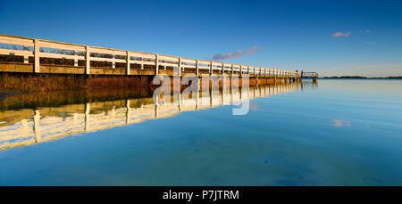 Deutschland, Mecklenburg-Vorpommern, Fischland-Darß-Zingst, Halbinsel Darß, Wieck am Darß, Hafen, Anlegestelle am Bodstedter Bodden, Abendlicht Stockfoto