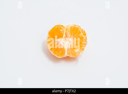 Mandarin Orange auf weißem Hintergrund Stockfoto