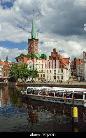 Europa, Deutschland, Schleswig-Holstein, Hansestadt Lübeck, Blick auf 'St. Petri" (Kirche des Heiligen Petrus) über die Trave, 'ankwartsgrube' auf der rechten Seite, Boot, Stockfoto