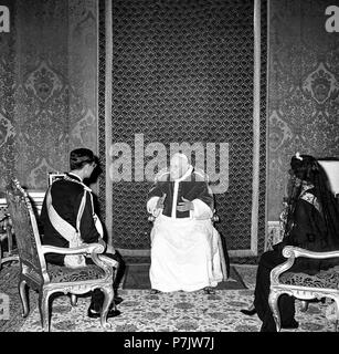 Vatikan die Royals von Thailand, Bhumibol Adulyadej und Sirikit Kitigakara, auf einem Besuch bei Papst Johannes XXIII. am 1. Oktober 1960 Stockfoto