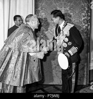 Vatikan die Royals von Thailand, Bhumibol Adulyadej und Sirikit Kitigakara, auf einem Besuch bei Papst Johannes XXIII. am 1. Oktober 1960 Stockfoto