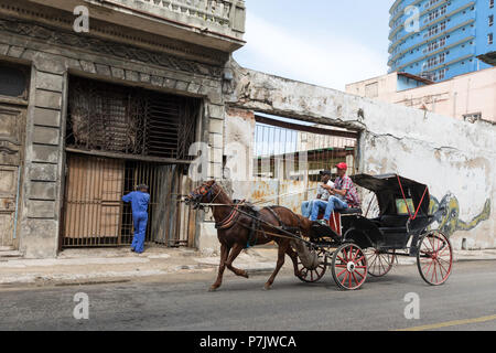 Pferdewagen lokal bekannt als Coches mieten in Havanna, Kuba Stockfoto