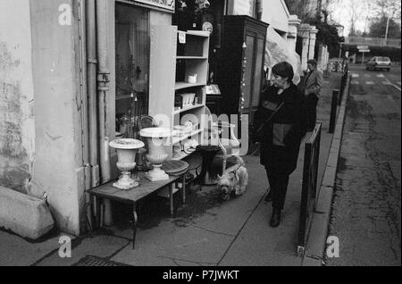 AJAXNETPHOTO. Versailles, Frankreich. - BROCANTE AUF DEM BÜRGERSTEIG - antike Möbel auf dem BÜRGERSTEIG AUSSERHALB EINER ALTEN ANTIQUITÄTEN UND BRIC-A-BRAC SHOP IN DER STADT. Foto: Jonathan Eastland/AJAX REF: CD 780 1103 7520016 Stockfoto