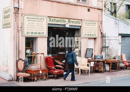 AJAXNETPHOTO. Versailles, Frankreich. - BROCANTE AUF DEM BÜRGERSTEIG - antike Möbel auf dem BÜRGERSTEIG AUSSERHALB EINER ALTEN ANTIQUITÄTEN UND BRIC-A-BRAC SHOP IN DER STADT. Foto: Jonathan Eastland/AJAX REF: 82905 1 2 Stockfoto