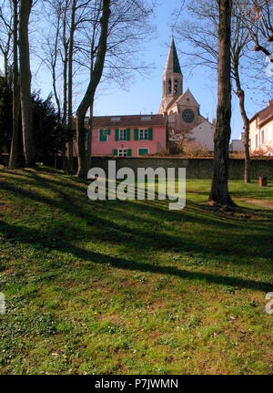 AJAXNETPHOTO. LOUVECIENNES, Frankreich. - Kirche - EGLISE SAINT-MARTIN - IN DER MITTE DES DORFES GESEHEN VOM PARK. Foto: Jonathan Eastland/AJAX REF: GR2 111006 12694 Stockfoto