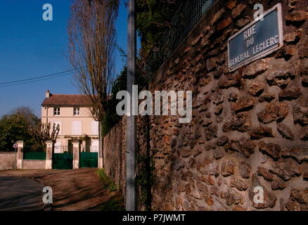 AJAXNETPHOTO. 2011. LOUVECIENNES, Frankreich. Haus IM DORF EINMAL IN DES KÜNSTLERS Pierre Auguste Renoir 1841 - 1919 lebte. RUE DU GENERAL LECLERC. Foto: Jonathan Eastland/AJAX REF: GR2 111006 12696 Stockfoto