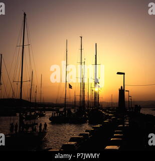 AJAXNETPHOTO. ST. TROPEZ, Frankreich. - COTE D'AZUR SUNSET-Masten der GÜNSTIG YACHTEN SILHOUETTE BEI SONNENUNTERGANG ÜBER DEM HAFEN AM MITTELMEER. Foto: Jonathan Eastland/AJAX REF: 930202 53 Stockfoto