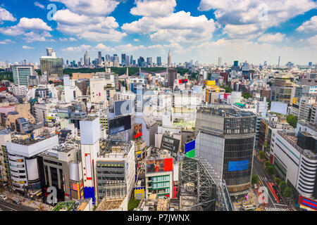 Shibuya, Tokio, Japan Skyline der Stadt in Richtung Shinjuku Station in der Ferne. Stockfoto