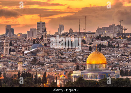 Jerusalem, Israel alte Skyline der Stadt in der Dämmerung vom Ölberg. Stockfoto