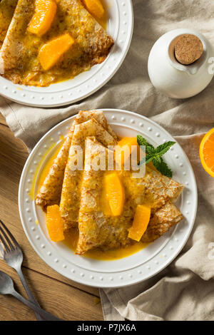 Süße hausgemachte Orange Crepes Suzette für Frühstück Stockfoto