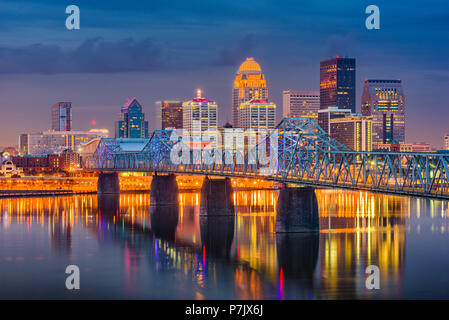 Louisville, Kentucky, USA Downtown Skyline auf dem Ohio Riiver in der Abenddämmerung. Stockfoto