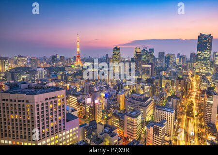 Tokio, Japan skyline her der Shiodome Bezirk mit den Tokyo Tower in der Abenddämmerung. Stockfoto