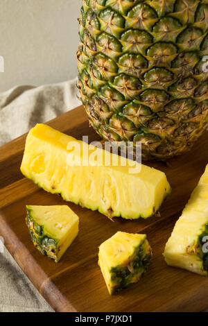 Raw Gelb organische Ananasscheiben bereit zu Essen Stockfoto